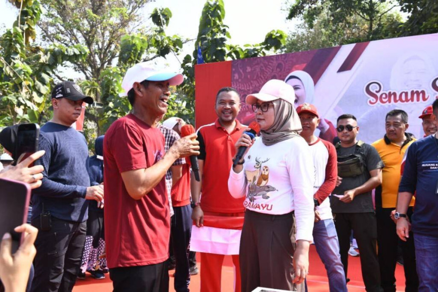 Ribuan Massa Penuhi Lapangan Desa Cangkingan Senam bersama Bupati Indramayu